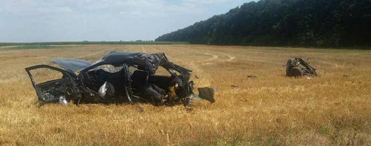 Тежка катастрофа по пътя Добрич - Балчик, автомобил е разцепен на две в нивата (ВИДЕО)