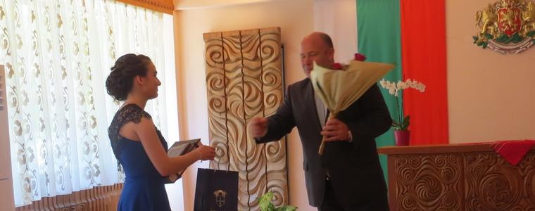 Кметът на Шабла връчи на Луиза почетното отличие „Национална диплома“