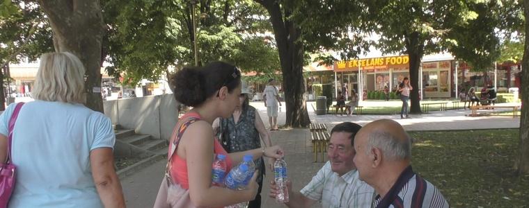 Кметът разпореди раздаването на вода в центъра на Добрич (ВИДЕО)