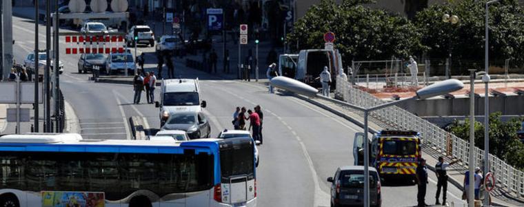 Кола се заби в автобусни спирки в Марсилия, има загинал и ранен