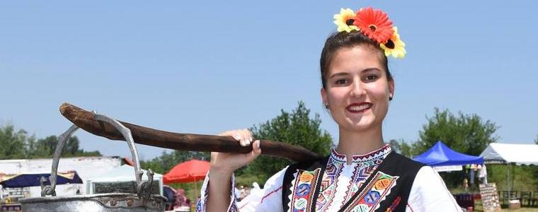 Момиче от Добрич спечели конкурса "Най-гиздава мома на мегдана"