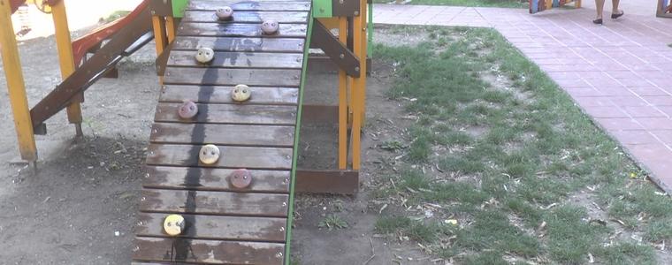 Неизвестен нацапа уреди и пейки на детска площадка в центъра на Добрич (ВИДЕО)