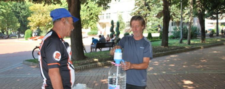 Община Генерал Тошево раздава вода на гражданите в жегата