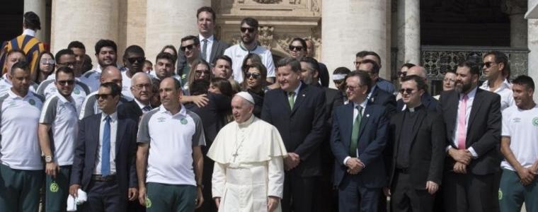 Папата пришпори световните лидери да се вслушат в "плача на Земята"