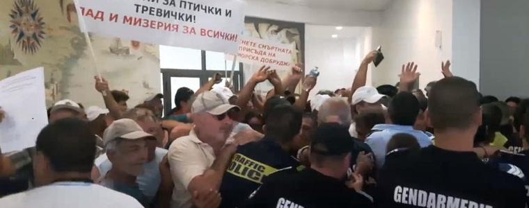 Сблъсъци между протестиращи и полицаи в Балчик (ВИДЕО)