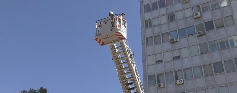Демонстрация на пожарна техника заинтригува гражданите на Добрич/ВИДЕО/