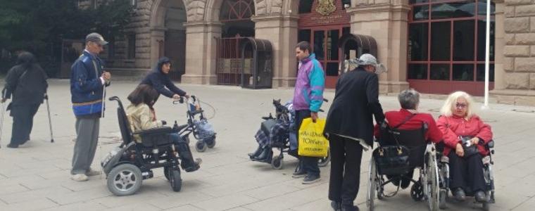 Хора с увреждания и техните близки протестираха пред президентството