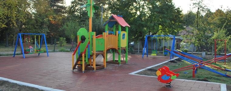 Обновена детска площадка радва децата в парка до ЖП спирката в Генерал Тошево