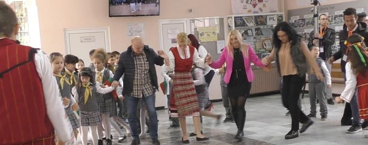 Песни и танци от шест страни ще огласят СУ „Димитър Талев”(ВИДЕО)