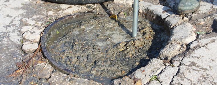 Запушени шахти в квартал Балик заляха улиците с отпадни води и фекалии (ВИДЕО)