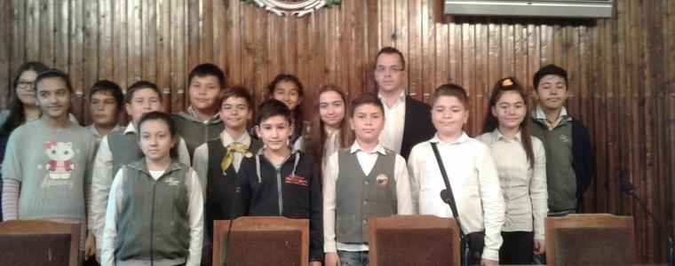 Деца от Клуб „Ценности и родолюбие“ посетиха Община Добрич  
