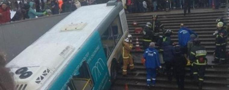 Автобус нахлу в подлез в Москва, загинаха петима