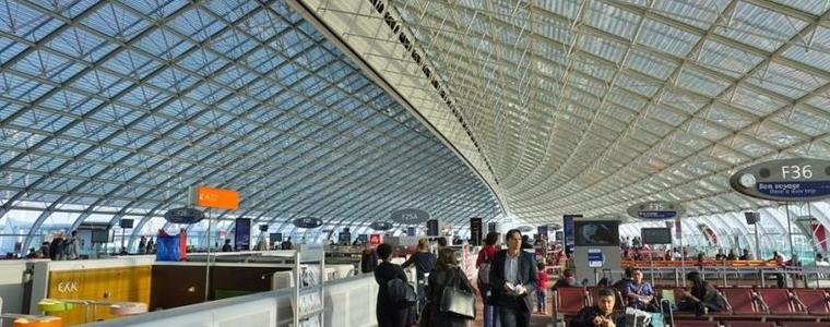 Бездомник открадна 300 000 евро от парижкото летище "Шарл де Гол", издирват го