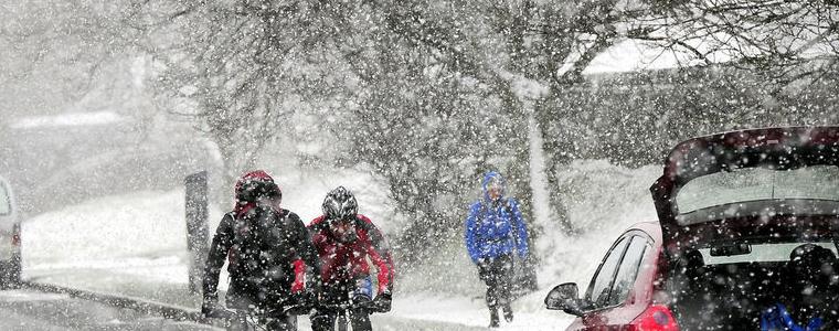 Необичайни снегове блокираха Великобритания