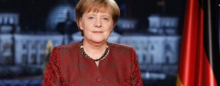 Почти половината германци искат Меркел да сдаде поста