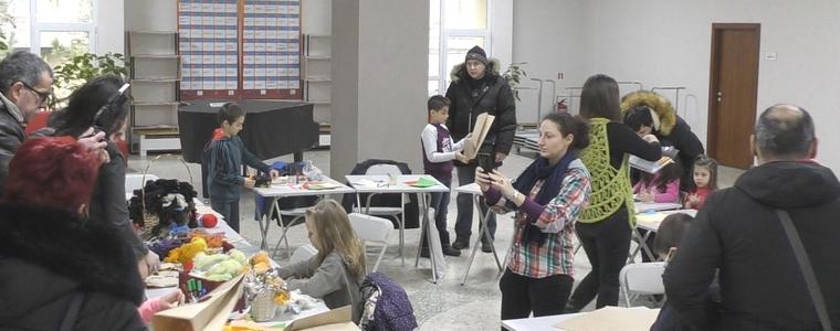 Деца изработват кукерски маски в Младежки център - Добрич (ВИДЕО)