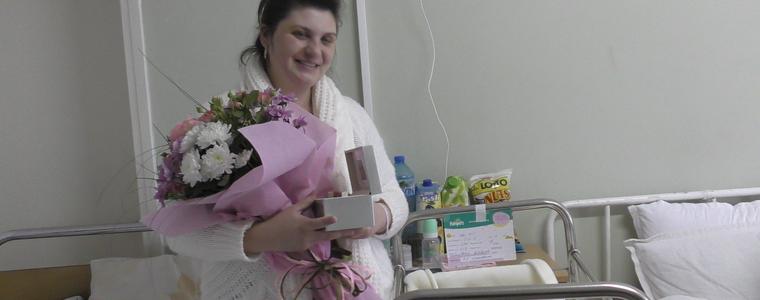 Сребърна пара от кмета получи първото новородено в Добрич за 2018 г. (ВИДЕО) 