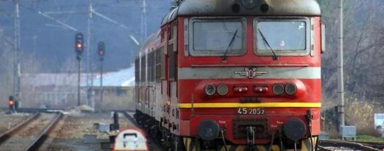 Влакът София-Варна помете кола на прелез, загина човек 