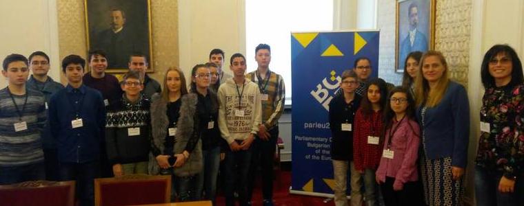Ученици от Добрич гостуваха в Народното събрание по покана на депутата от ГЕРБ Даниела Димитрова