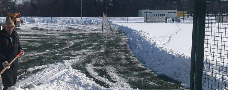 Чистят футболните  терени в Добрич, за да могат да се провеждат тренировки