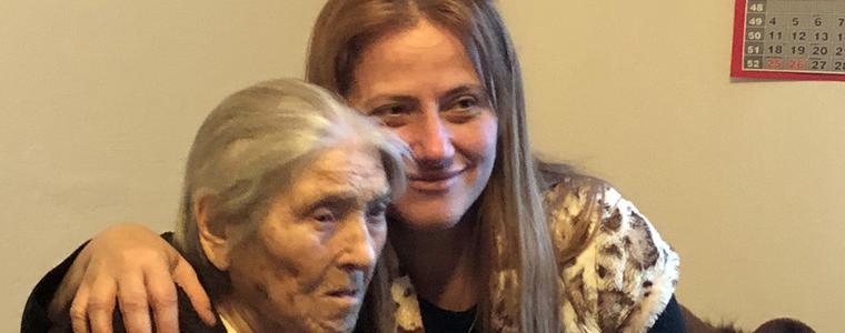 Депутатът от ГЕРБ Даниела Димитрова поздрави за Осми март 103-годишната баба Елена