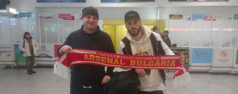 Фен на Арсенал от Добрич изненада с подарък Сеад Колашинац при пристигането му в България
