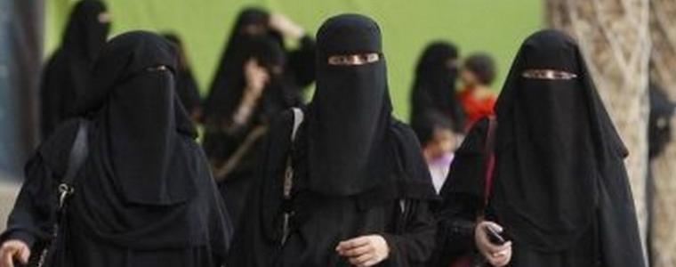 Жените в Саудитска Арабия вече не са задължени да покриват главите си