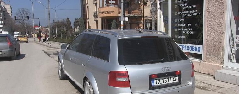 Кола е „паркирана” от 5 дни на най-натоварената улица в Добрич (ВИДЕО)