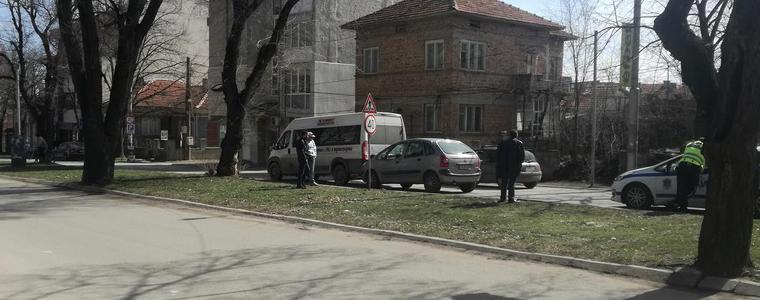 Кола се удари в микробус от градския транспорт в Добрич (ВИДЕО)
