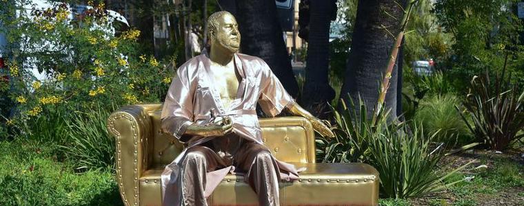 Статуя на Харви Уайнстийн по халат се появи в Холивуд 