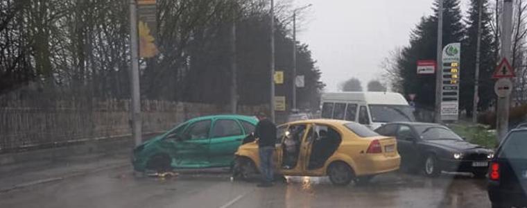 Такси и Ситроен се удариха по ул. "Батовска" в Добрич