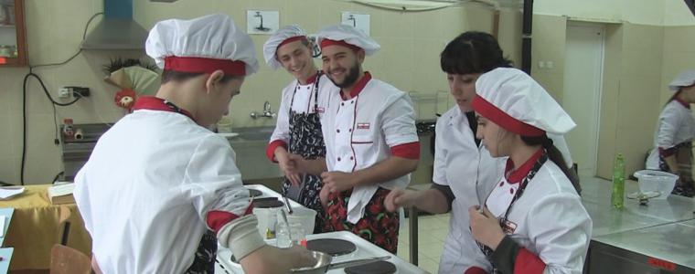 Учениците от дуалната паралелка в Гимназията по туризъм вече готвят с униформи (ВИДЕО)