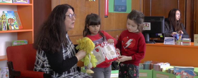 Весела Фламбурари представи пред деца от Добрич уникална книжка от текстил (ВИДЕО)