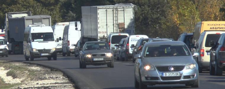 Министър Нанков отговаря на добричките депутати докъде е стигнал ремонтът на Варна - Добрич - Кардам