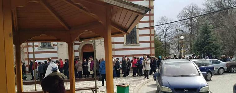 Опашки се извиха пред църквите в Добрич за празника Цветница (ВИДЕО)