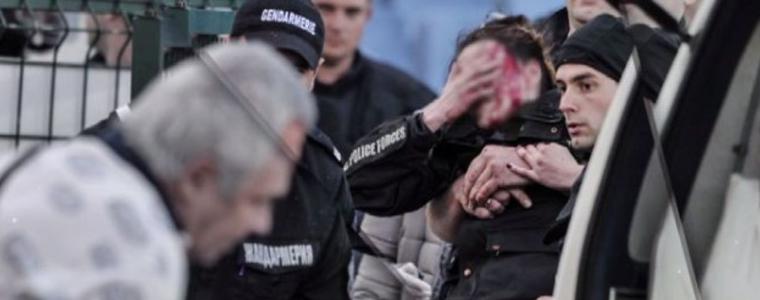 Полицията арестува фена, ранил полицайка с бомбичка  