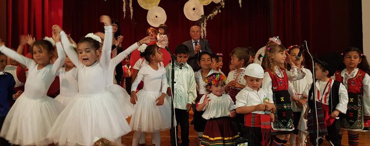 Деца от детските градини на община Добричка показаха на сцена наученото по проект (ВИДЕО)