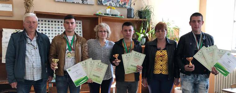 Отборът на ПГ по аграрно стопанство с Трето място на Национално състезание "Млад фермер"