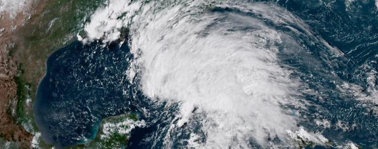 Първата по-сериозна буря за годината доведе до евакуацията на хиляди жители на САЩ и Куба