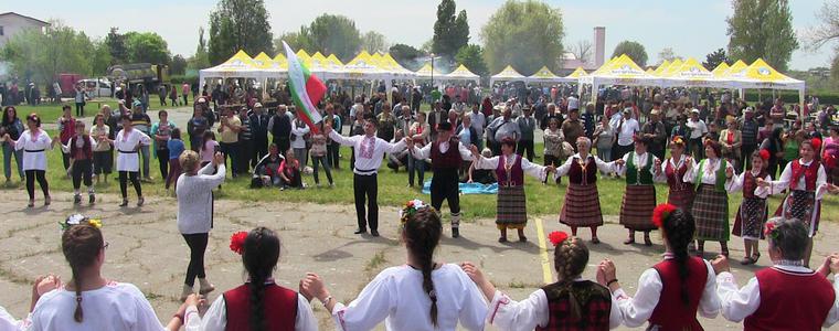 Самодейците от Крушари гостуваха в Румъния на 1 май (ВИДЕО)