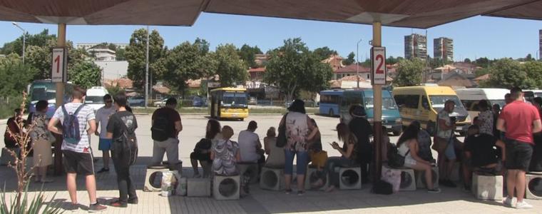 Автобусите потеглиха навреме от Автогара Добрич и пътниците не усетиха протеста (ВИДЕО)