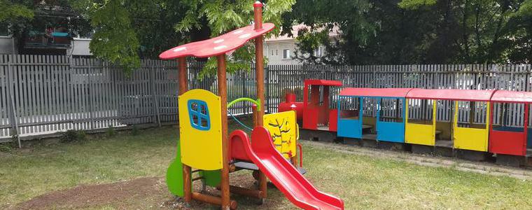 Монтираха съоръжения за игра в дворовете на 4 детски ясли в Добрич