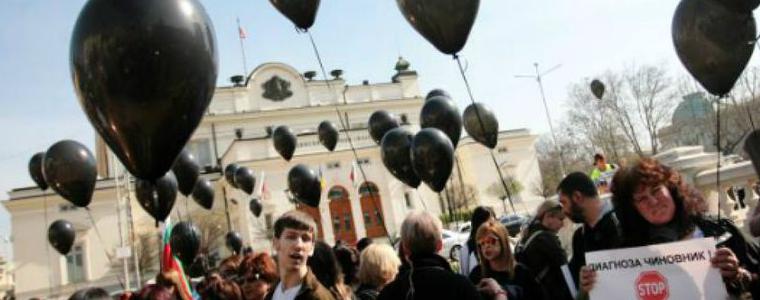 Организации на хората с увреждания срещу майките: Фондации платили над 1 млн. лв. за протести