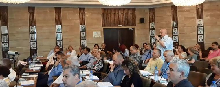 След час дебати НЧ „Добрич 2017” не получи за ползване бившето СОУ „Дора Габе” (ВИДЕО)