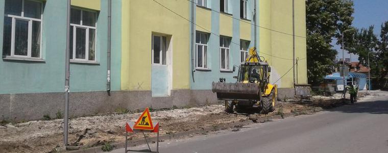 Започна ремонтът на тротоарите по четири основни улици в Добрич