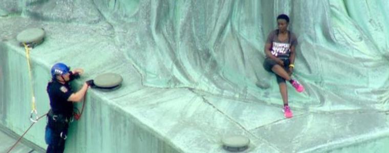 Жена се покачи на Статуята на свободата (ВИДЕО)