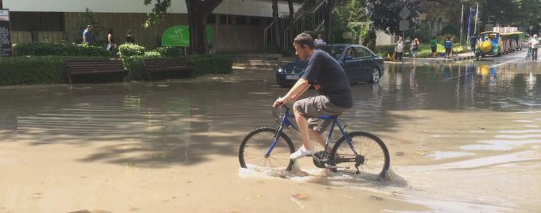 Пороен дъжд превърна за кратко улиците в Албена в реки (ВИДЕО)