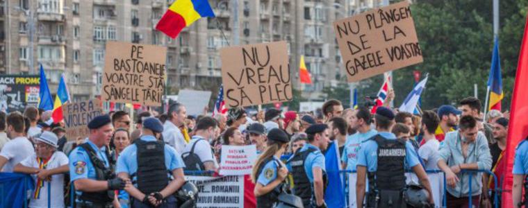 Хиляди в Букурещ за трети ден: Стига корупция!  