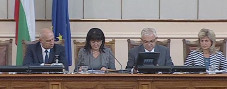 Депутатите отложиха гласуването на трите министерски оставки