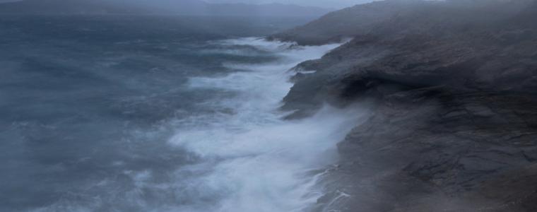 Гърция очаква циклонът Зорбас да удари днес, прогнозират 11-метрови вълни